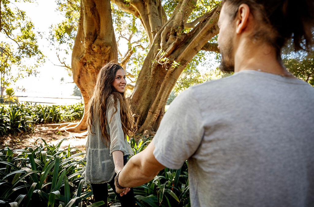 Couple exploring the Royal Botanic Garden Sydney