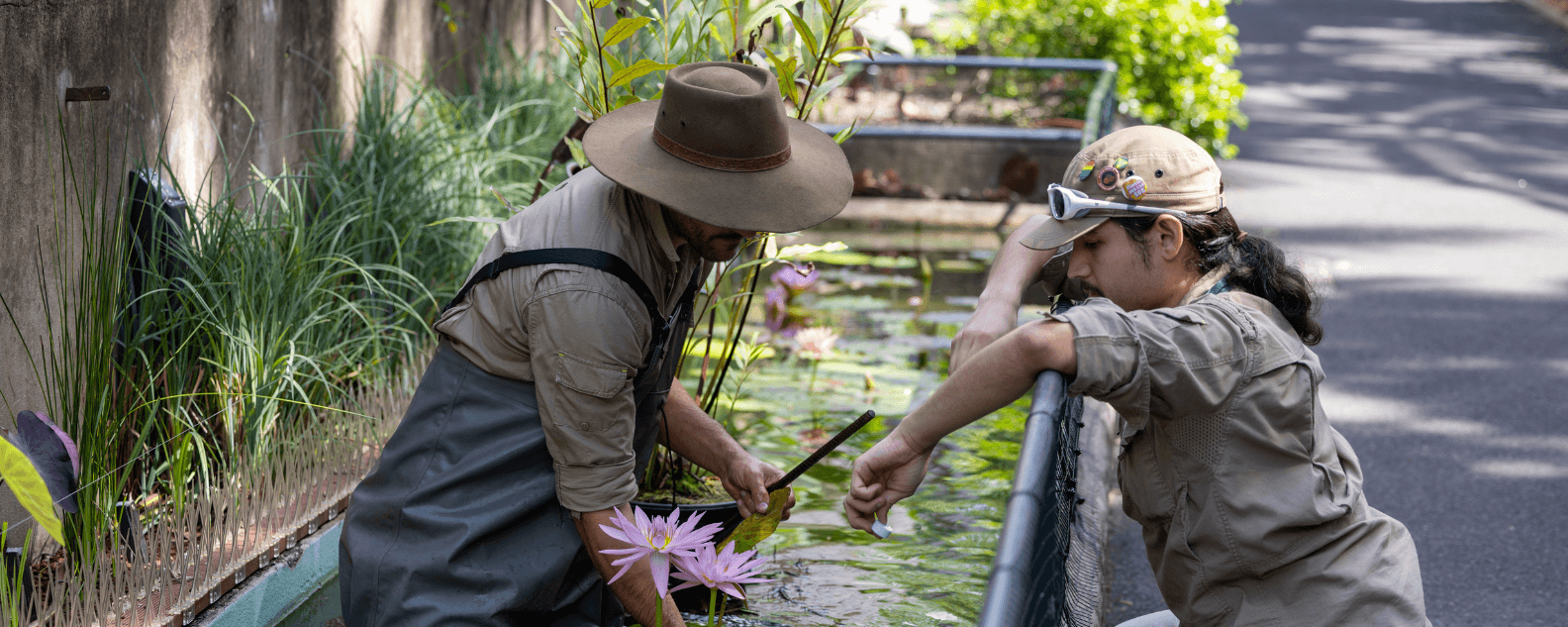 Volunteer Marlon and horticulturistJuan Lucas