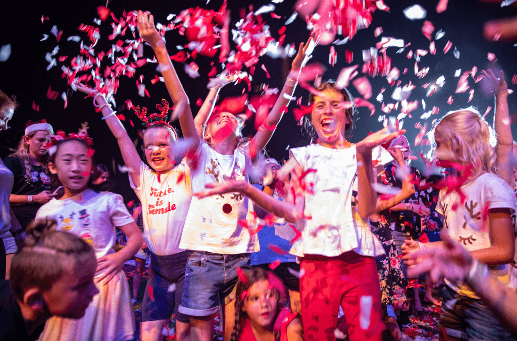 Events-Carols-in-the-domain-kids-enjoying-performance-1024x676.png