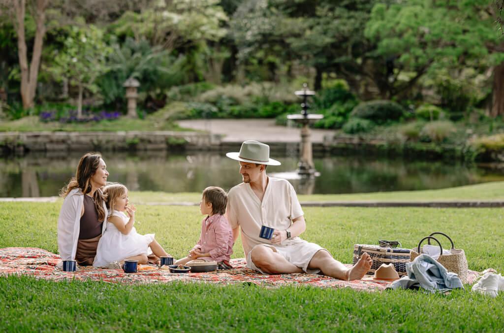 venues-main-pond-family-having-a-picnic-1024x676.jpg