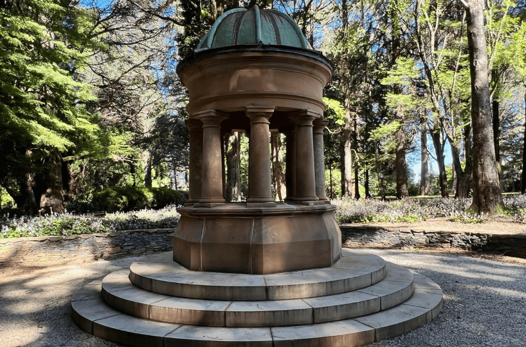Breenhold Gardens: a stone structure