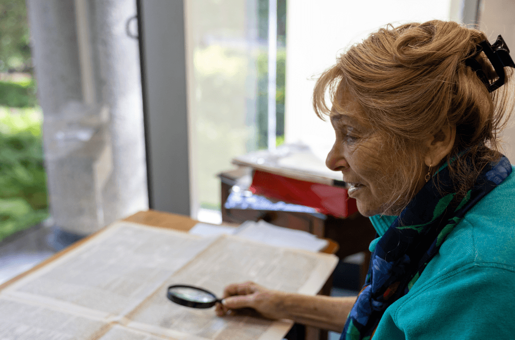 Elizabeth volunteer in the librar